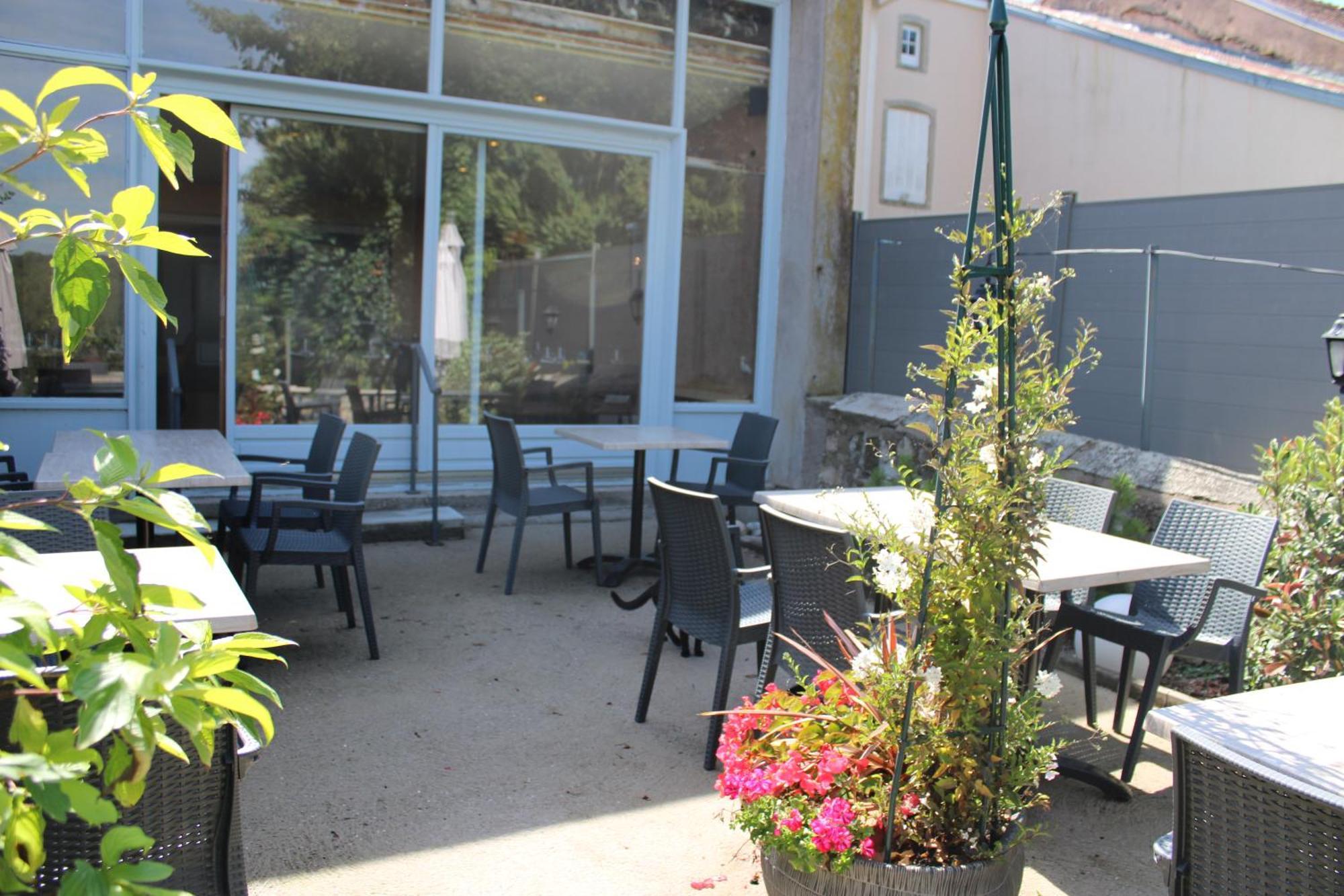Le Commerce Dompaire Exterior photo