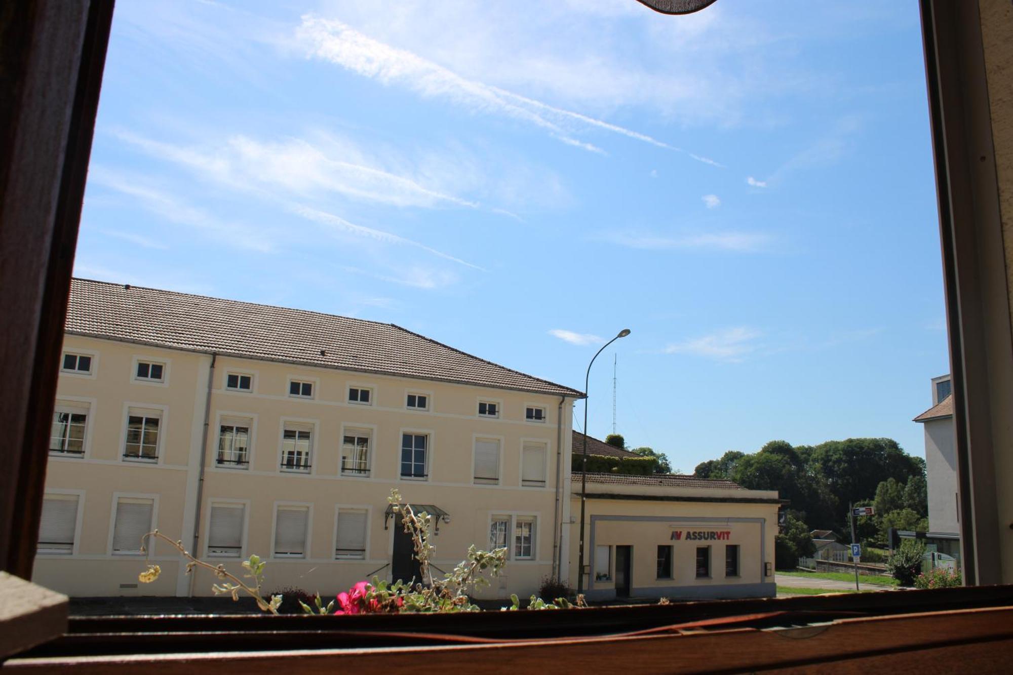 Le Commerce Dompaire Exterior photo
